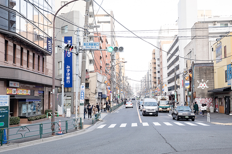 「恵比寿駅東口」交差点